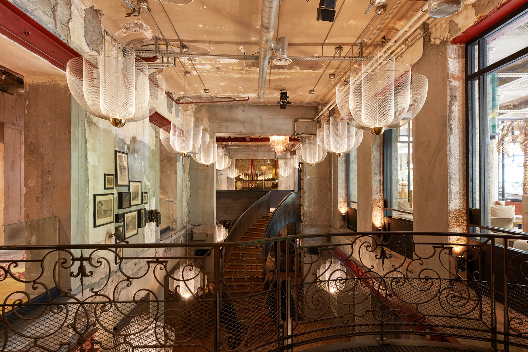 Intérieur de La Folie Douce, luminaires en résille — réalisation Bachmann Associés